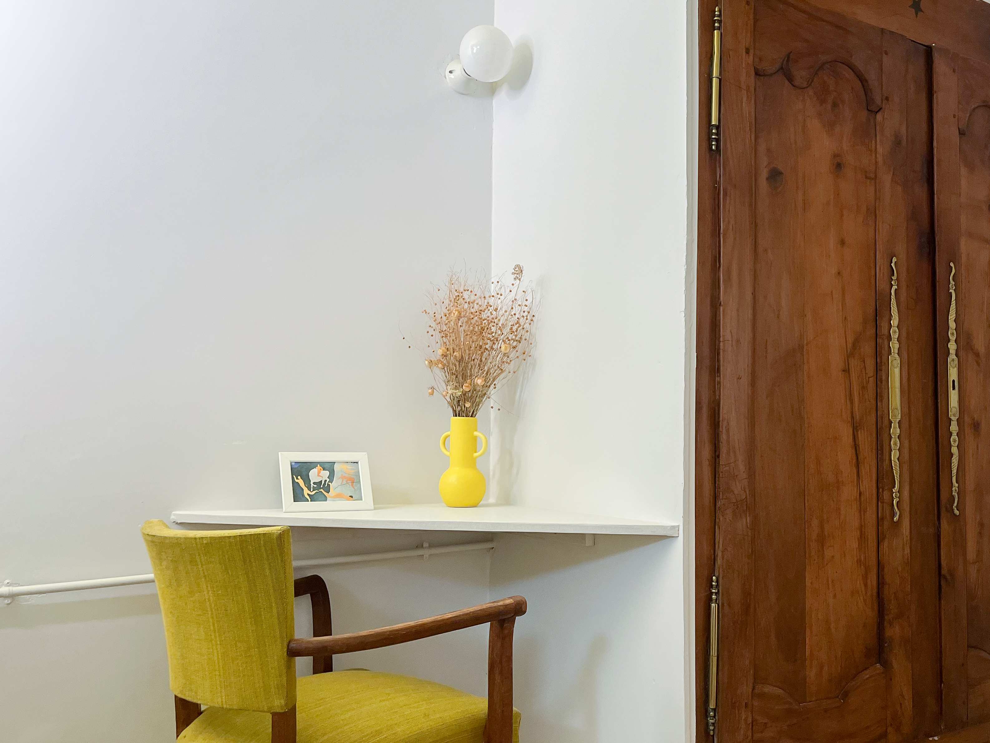 The small desk of the Yellow Room