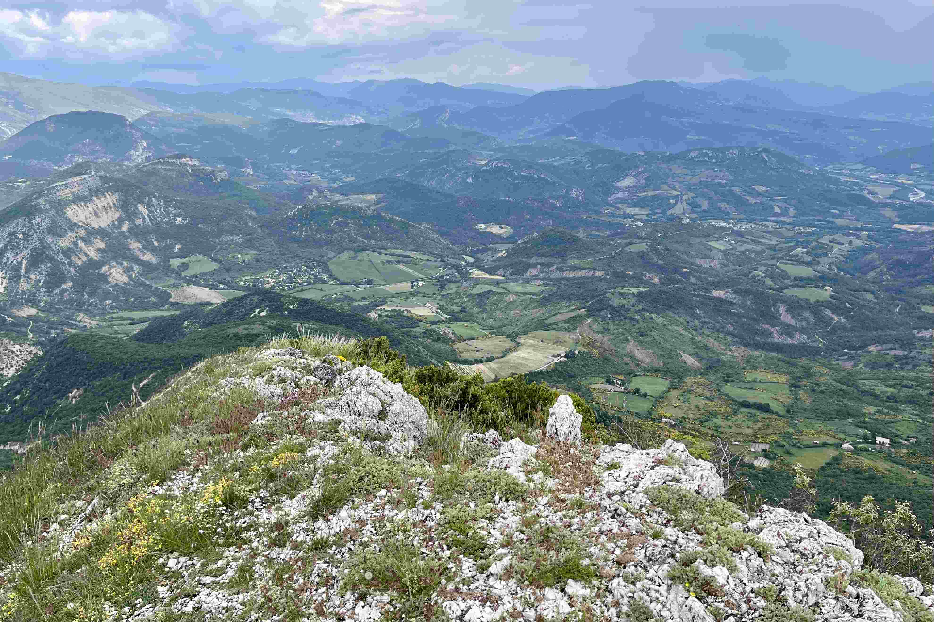 Het uitzicht op de Cougoir, 1214 meter hoog, te voet bereikbaar vanuit Nyons voor de sportievelingen