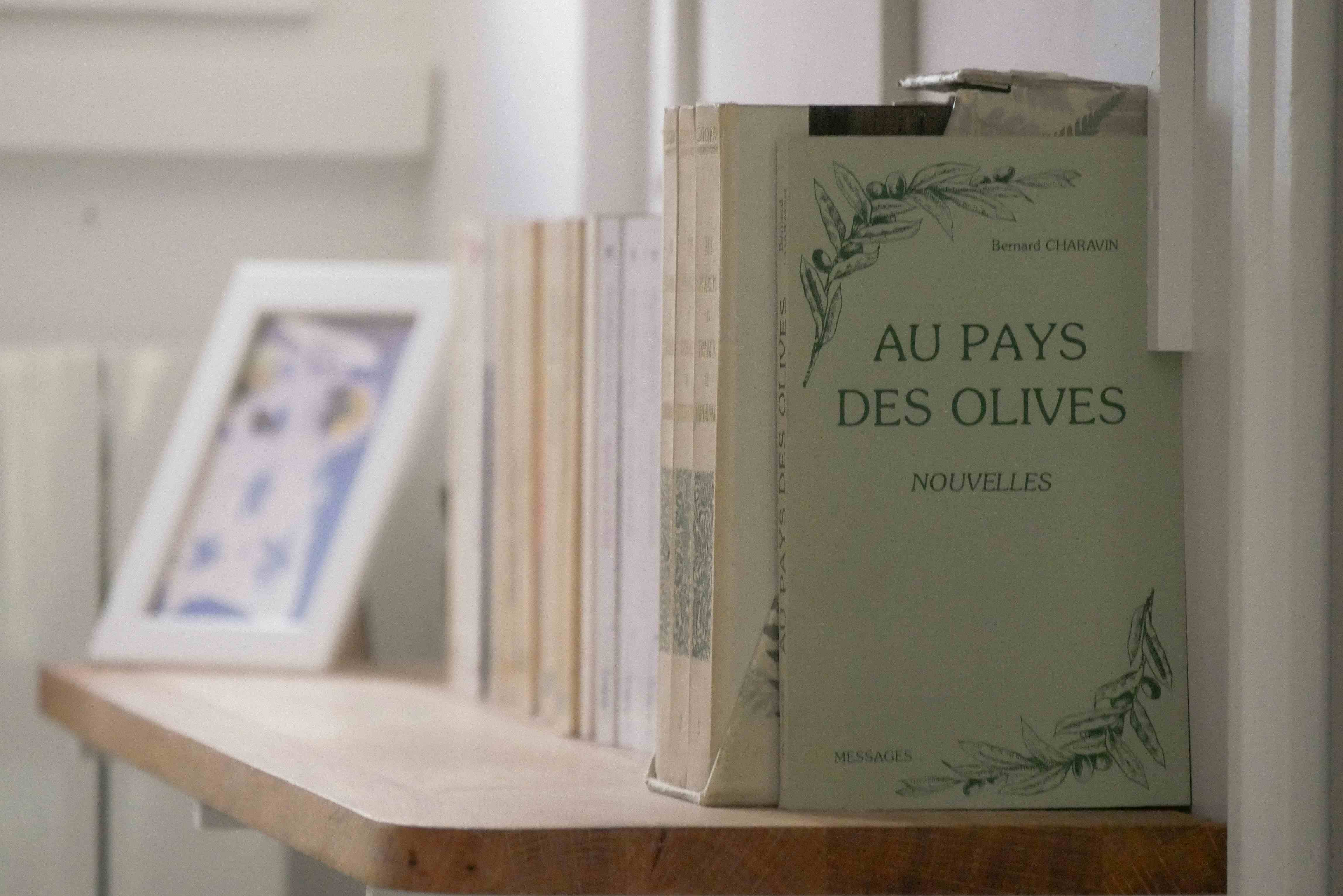 Bibliothèque garnie, notamment de livres d’auteurs locaux comme le Nyonsais René Barjavel