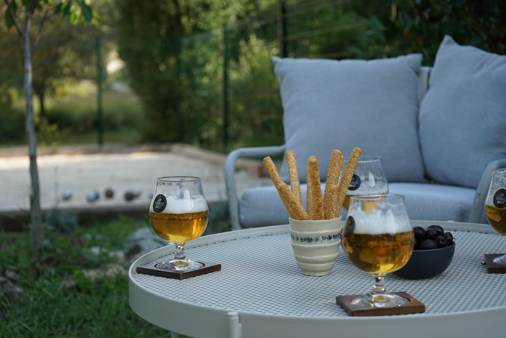 Tuinmeubilair in de buurt van de petanquebaan