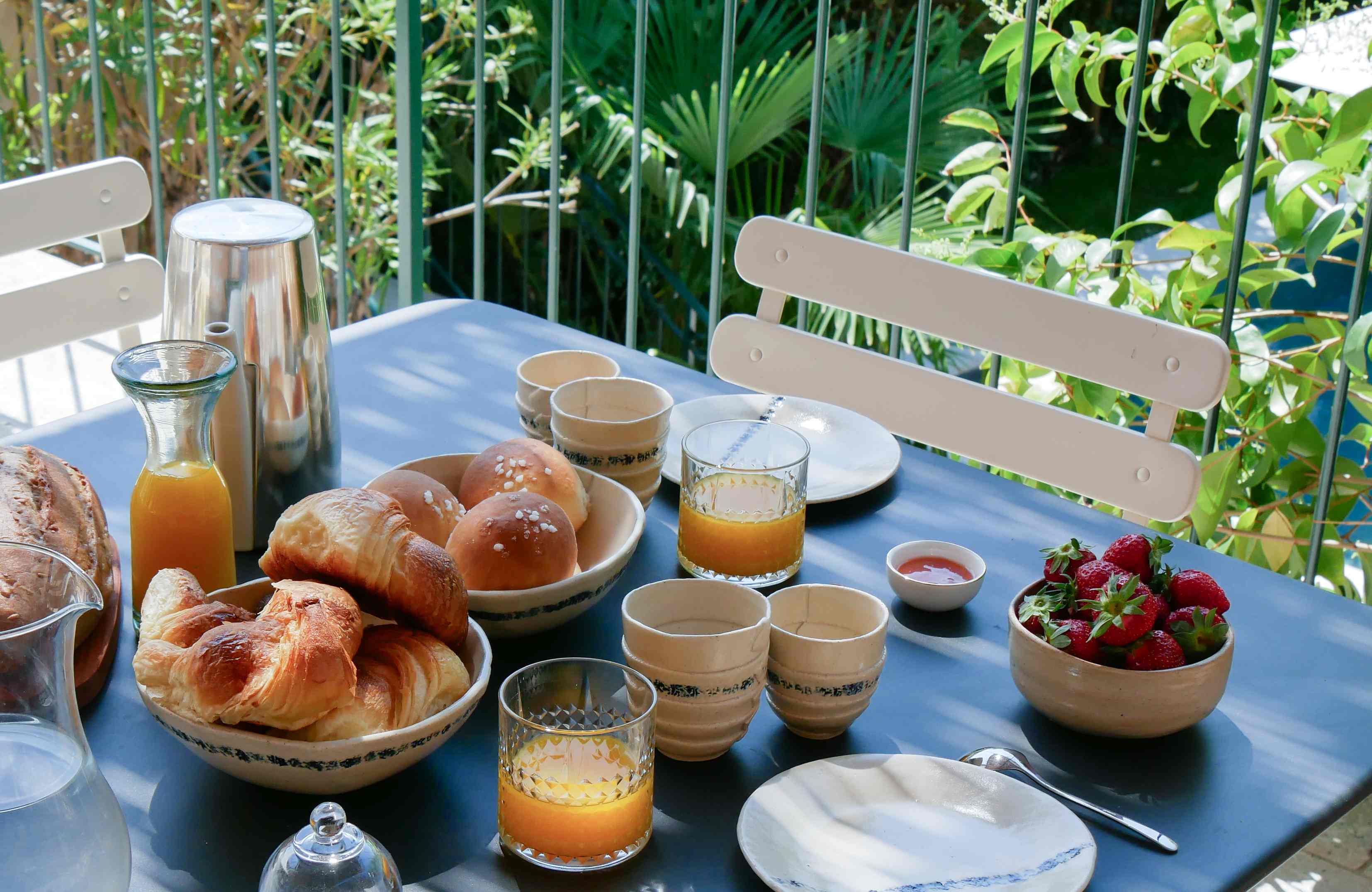 Petit déjeuner sur la terrasse du haut